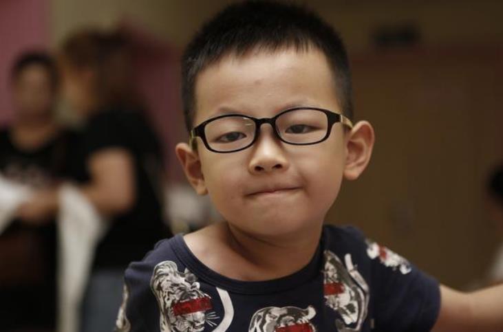 孩子看手机成瘾,家长别苦恼,掌握这3点孩子乖乖把手机给你