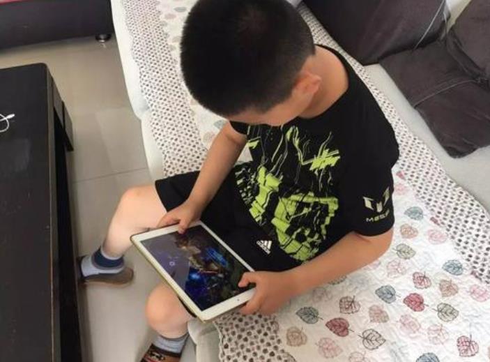 孩子看手机成瘾,家长别苦恼,掌握这3点孩子乖乖把手机给你