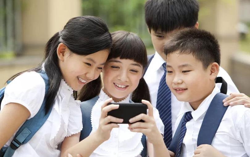 孩子看手机成瘾,家长别苦恼,掌握这3点孩子乖乖把手机给你