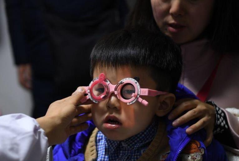 孩子看手机成瘾,家长别苦恼,掌握这3点孩子乖乖把手机给你