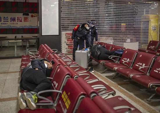 ▲1月28日1时48分,北京站执勤民警在候车室内巡逻,遇到熟睡的乘客,民警提示看管好个人财物。