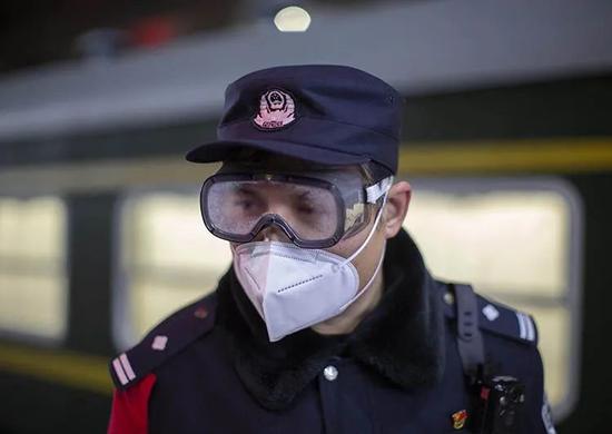▲1月27日23时45分,王大勇疏导乘客有序上车。室外气温较低,他的护目镜上全是水汽。