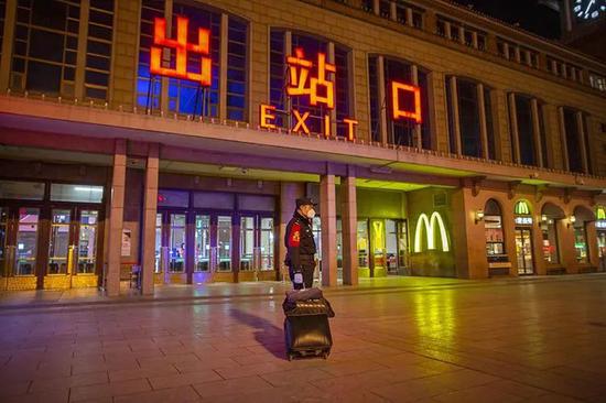 ▲1月27日23时,乘警王大勇提前进站,迎接3603次列车。