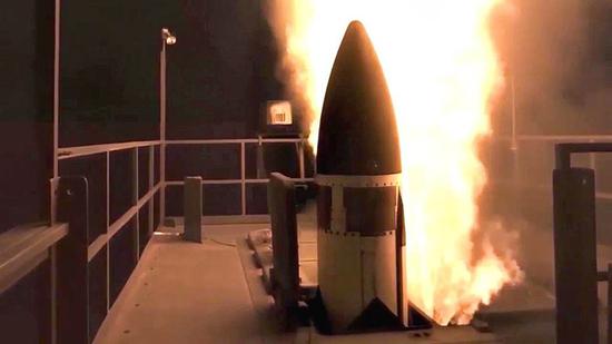 美国海军“宙斯盾”战舰首次进行拦截洲际导弹试验。