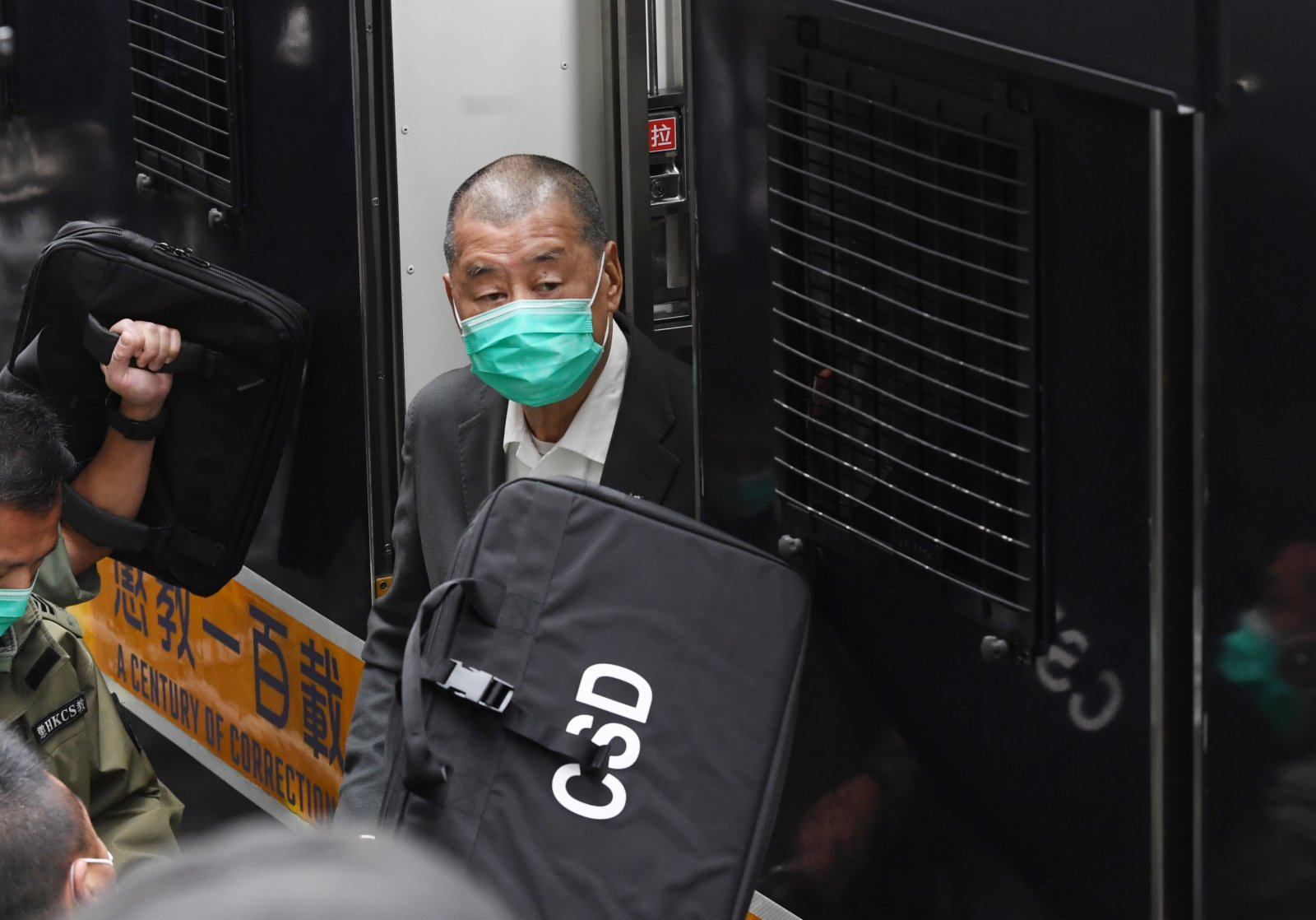 黎智英抵达法院 图源:香港文汇网