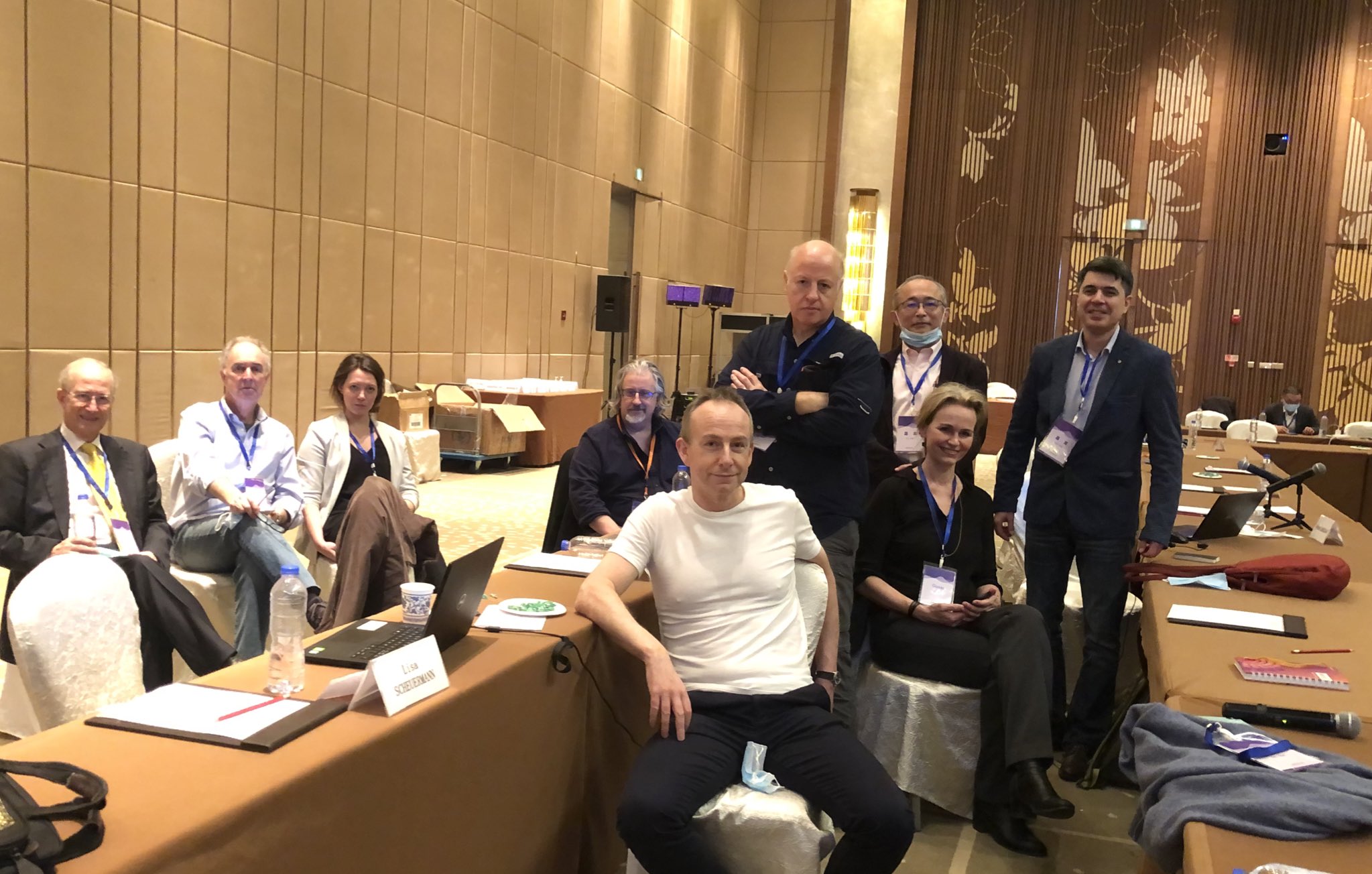 世卫专家组在发布会前合照,图自社交媒体