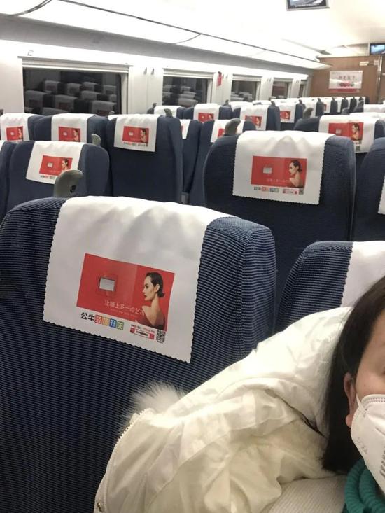 (图说:2020年田沁春节假期回家时,空荡荡的高铁车厢)