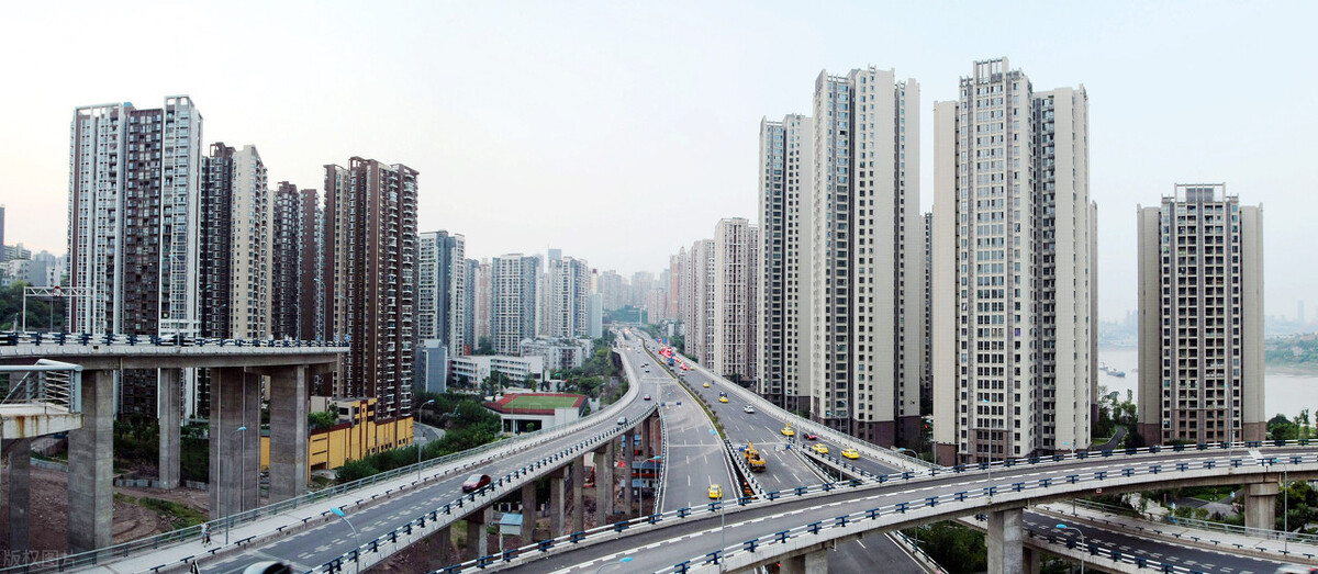 楼市进入“魔幻期”,“免费送房”没人要,排队抢房还受限