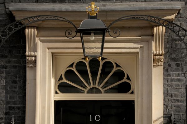 这是在英国伦敦拍摄唐宁街10号首相府的大门。(新华社)