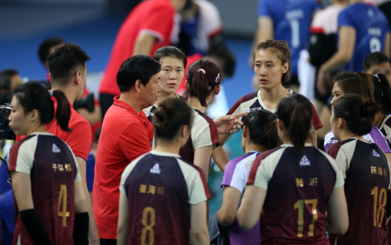 天津队教练王宝泉（左三）在比赛间隙给球员布置战术。新华社记者秦朗摄