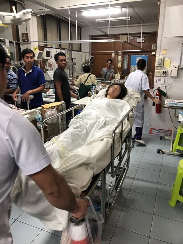 王灵被送往医院,身体多处骨折。