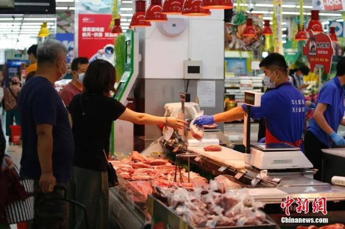 资料图:顾客在选购猪肉。中新社记者 蒋启明 摄