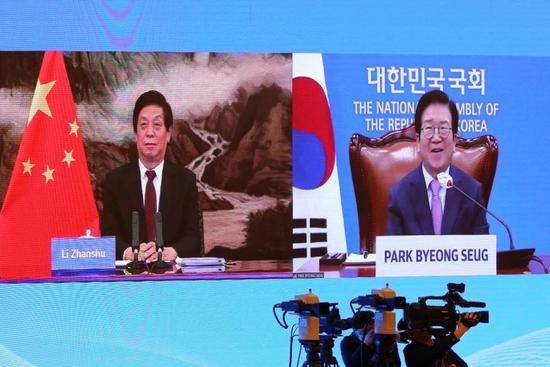2020年12月21日,栗战书委员长与韩国国会议长朴炳锡举行视频会晤。摄影/许麟