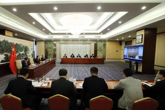 与新加坡国会副议长举行视频会晤。摄影/许麟