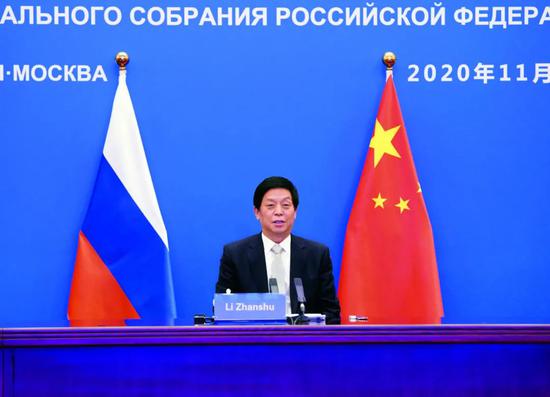 2020年11月2日,栗战书委员长出席中俄议会合作委员会第六次会议视频会议开幕式并致辞。摄影/新华社记者 刘卫兵