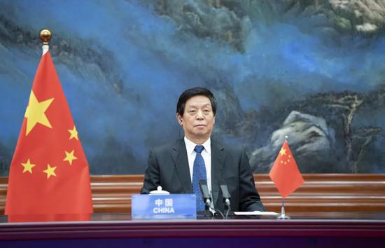 2020年8月19日,栗战书委员长出席第五次世界议长大会视频会议。摄影/新华社记者 李涛
