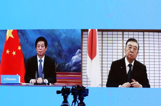 2020年12月25日,栗战书委员长与日本国会众议长大岛里森举行视频会晤。摄影/许麟