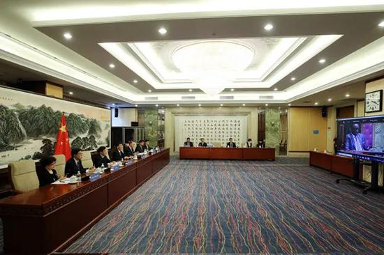 与肯尼亚议会举行线上研讨会。摄影/许麟