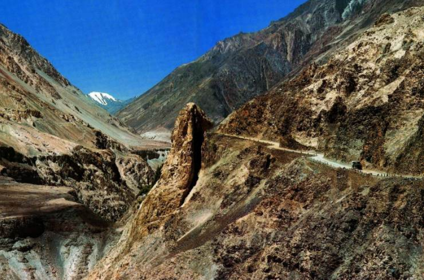 喀喇昆仑山脉上狭窄、危险的公路。图源:中国国家地理