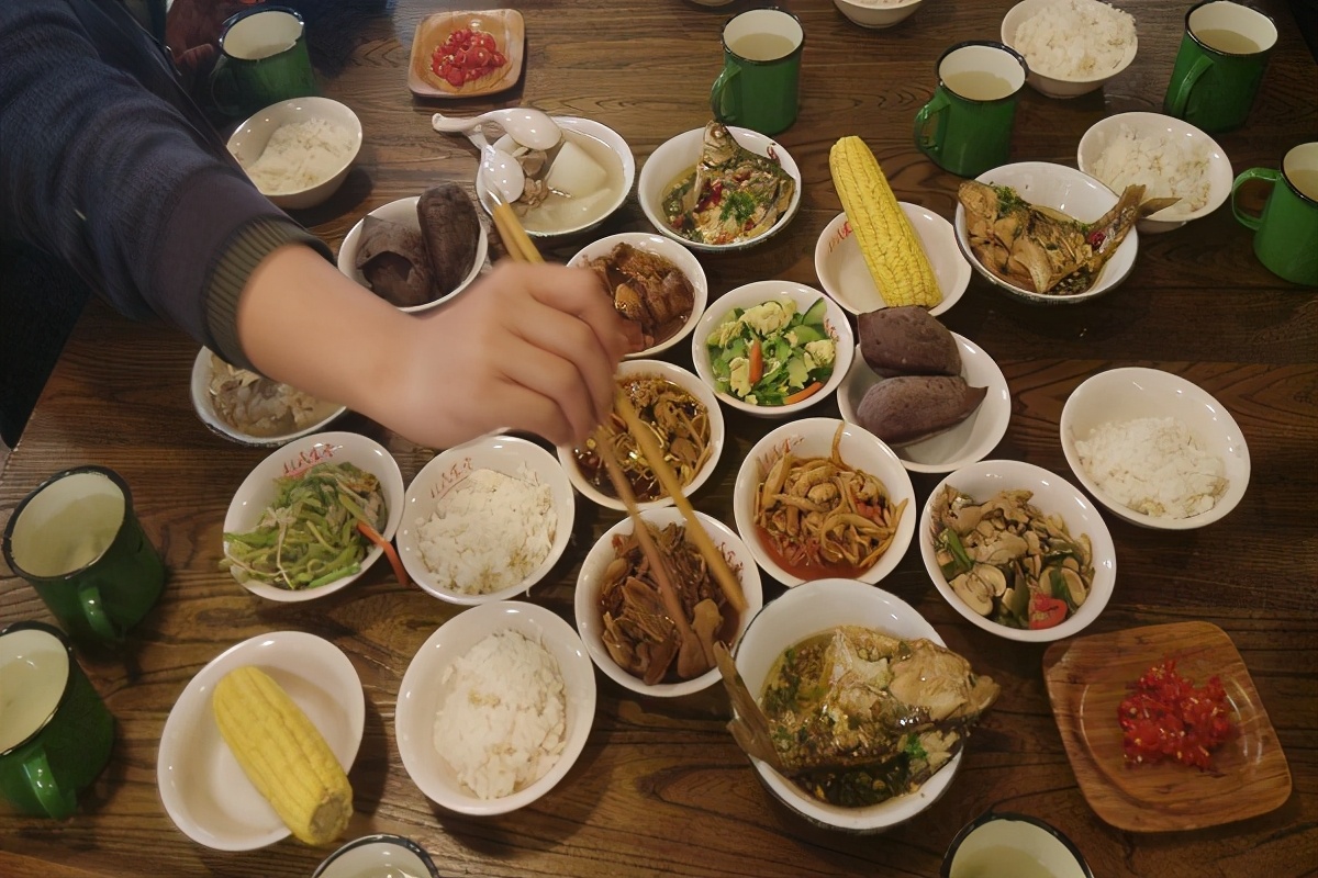 人的一生,只能吃九吨食物?吃得少的人活得久?科学研究找出答案