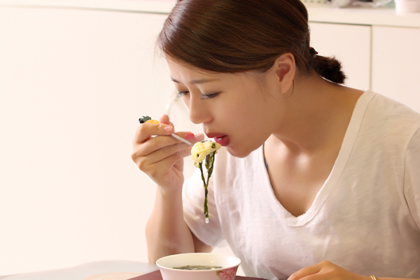 人的一生,只能吃九吨食物?吃得少的人活得久?科学研究找出答案