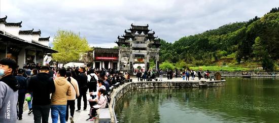 ▲安徽黟县西递村客流如织(陆应果 摄)