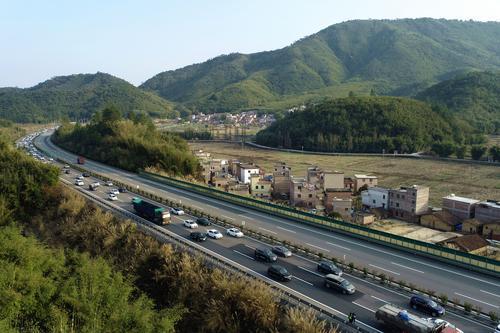 2021春运期间,广贺高速广宁路段车流情况 图/广贺高速