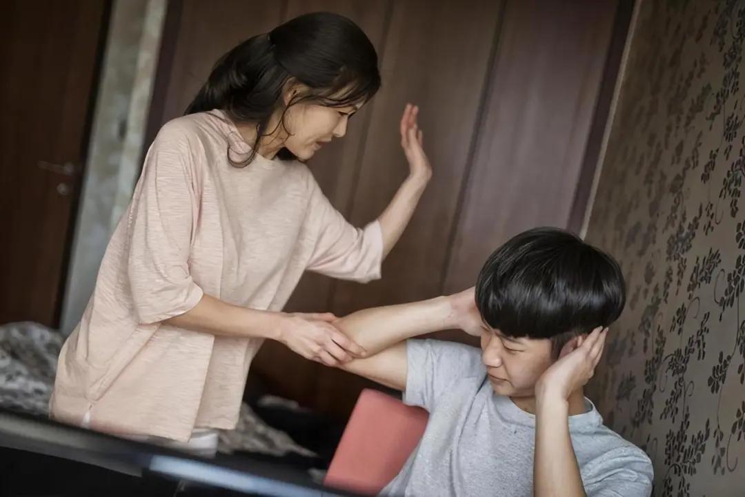 “再哭就不要你了!”:孩子耍无赖,要挟和谈条件是最下策的做法