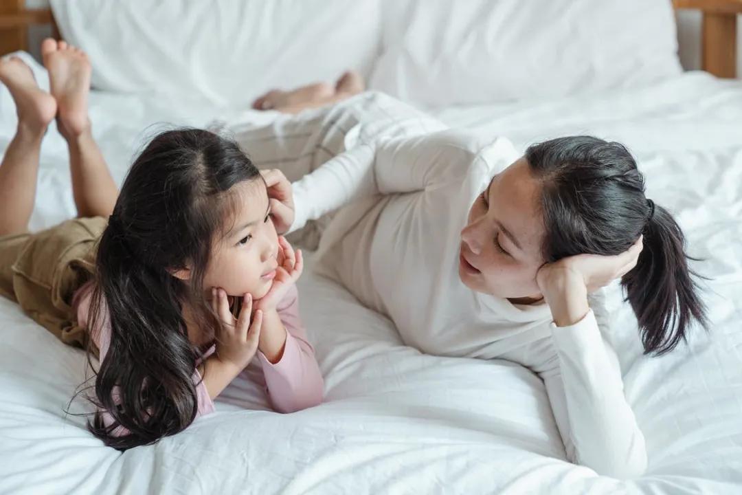 “再哭就不要你了!”:孩子耍无赖,要挟和谈条件是最下策的做法