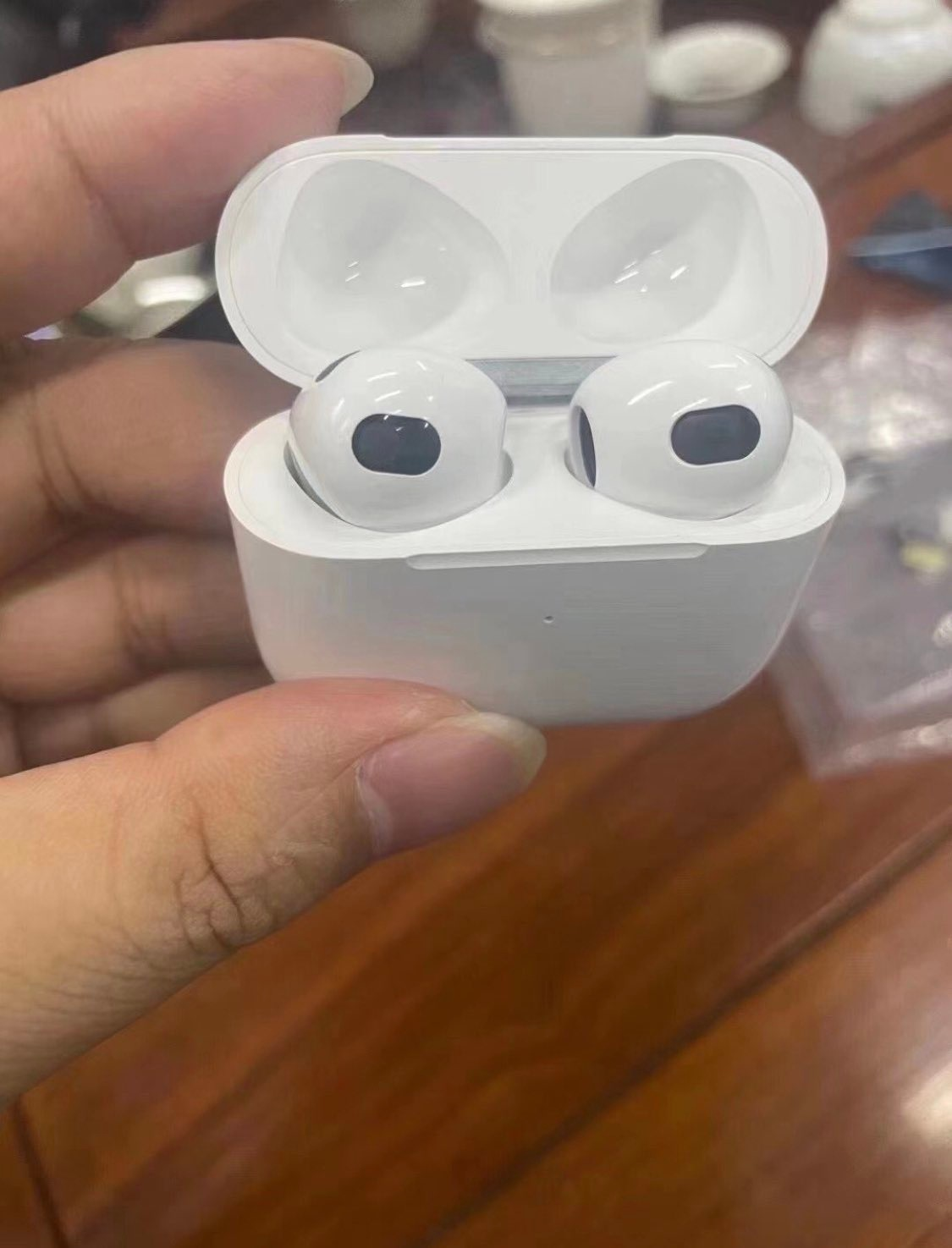 疑似AirPods3真机曝光,外形变化大,颜值贼高