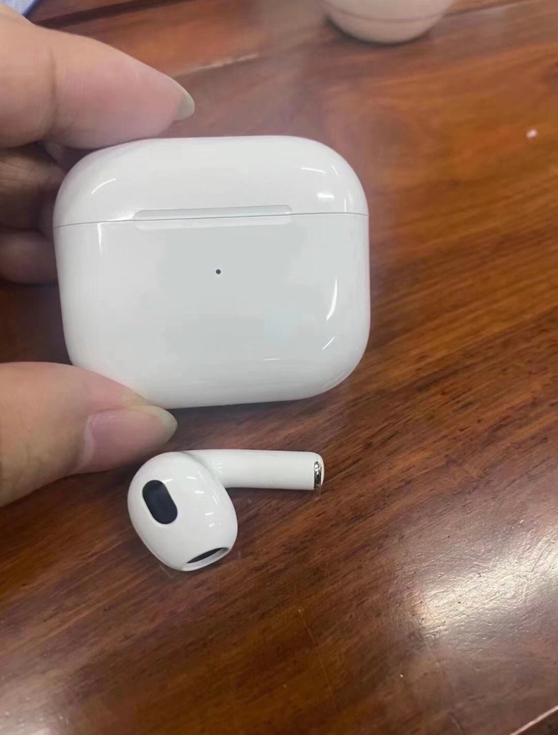 疑似AirPods3真机曝光,外形变化大,颜值贼高