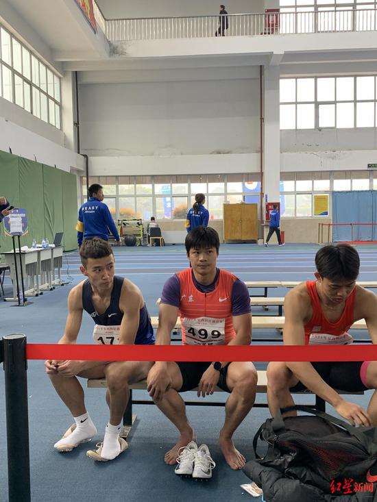 苏炳添(中)在成都迎来赛季首秀
