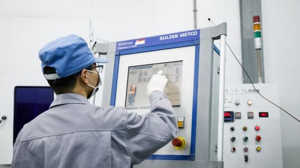 资料图片:工人在Ferrotec位于上海的晶圆厂工作。(日本Ferrotec公司网站)