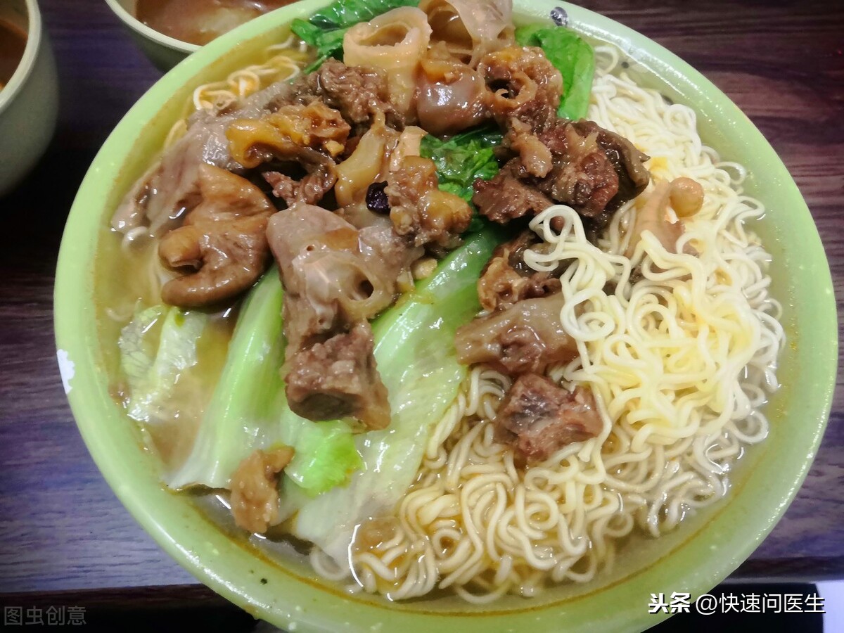 总是打嗝,反酸是什么原因?出现这四个症状,建议做一次食管检查