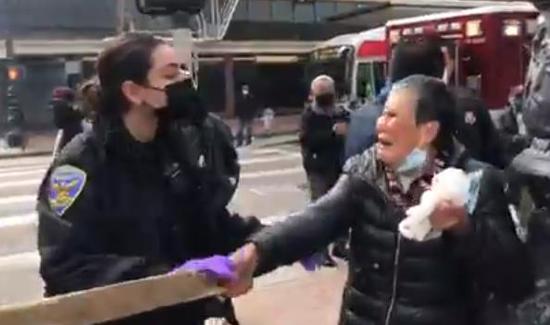 资料图:遭袭老人向警方哭诉经过(视频截图)