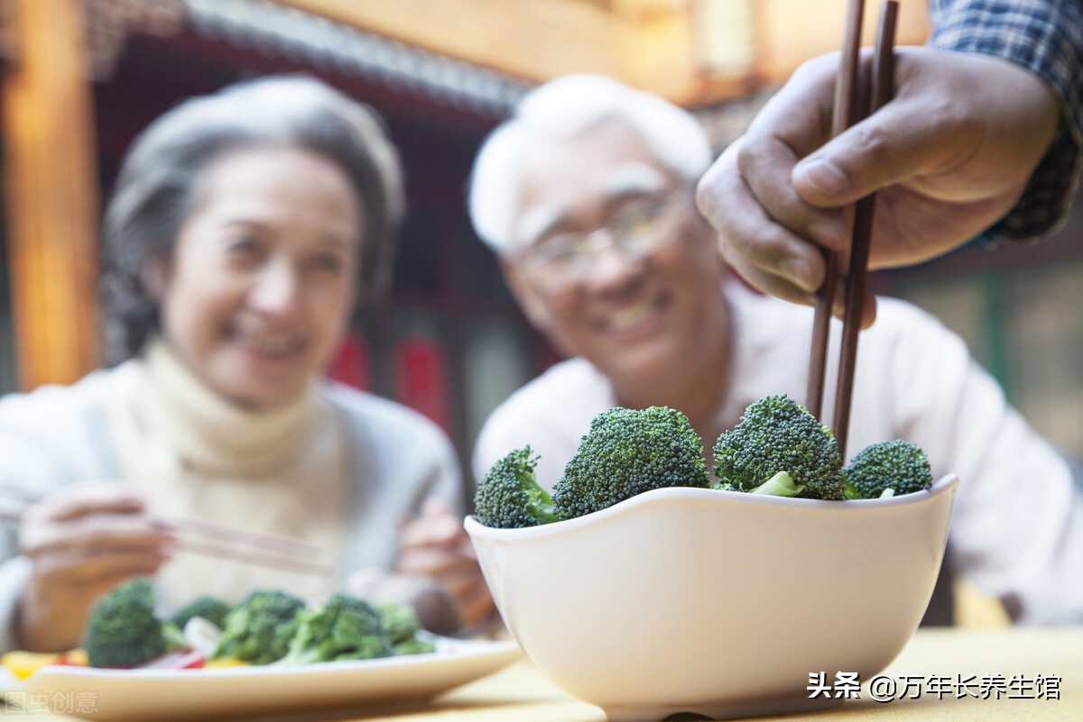 65岁以后的老年人如何吃得健康?4种营养素补齐,健康不请自来