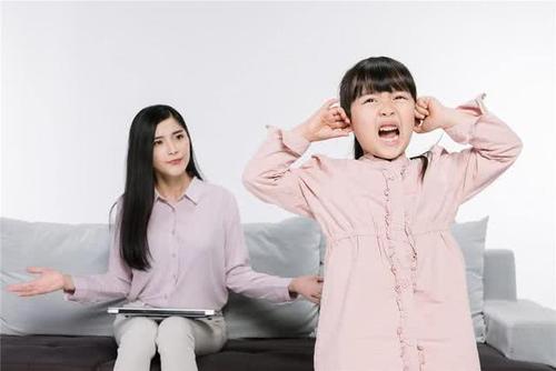 被吼叫的孩子大脑“受损”严重,智力下降的背后:家长们该停手了