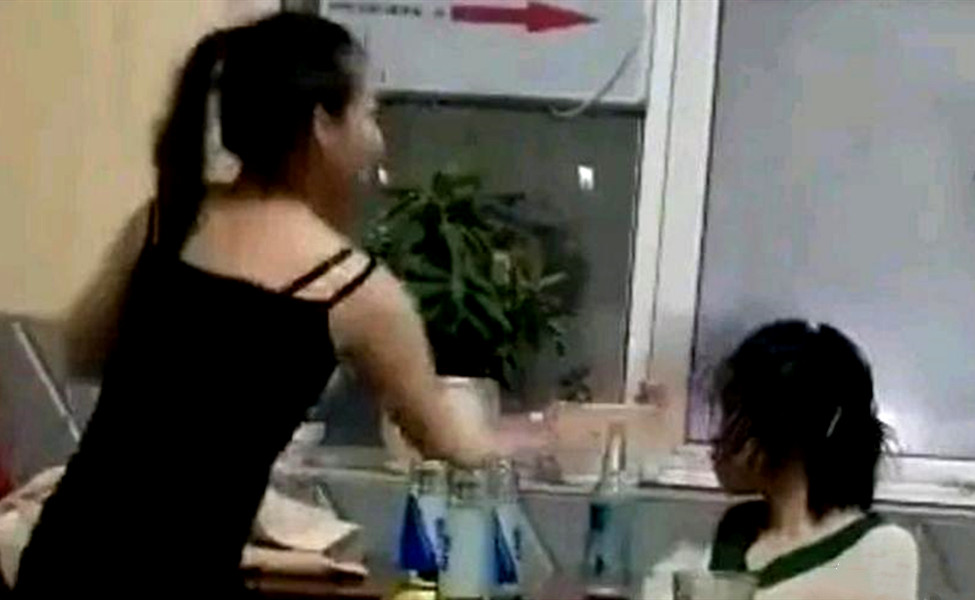 孩子被打为啥不还手?女孩被扇50个耳光引深思:不惹事也不怕事