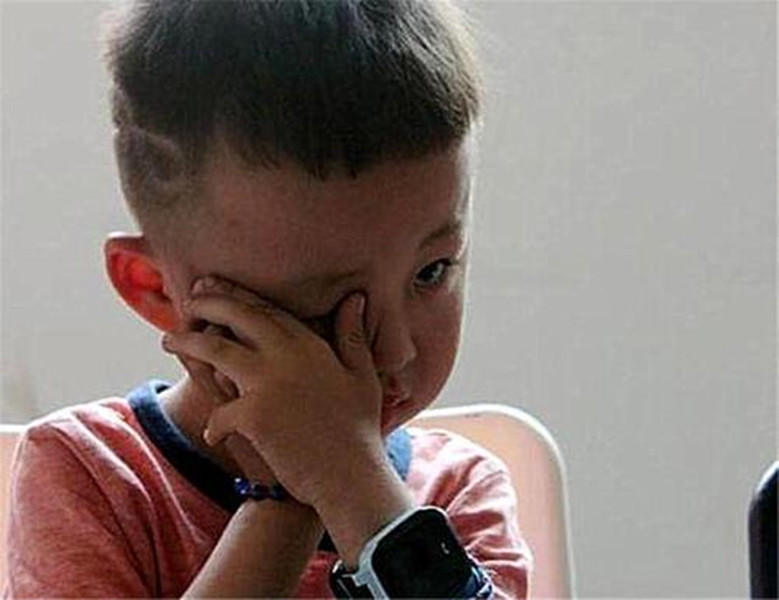 孩子被打为啥不还手?女孩被扇50个耳光引深思:不惹事也不怕事