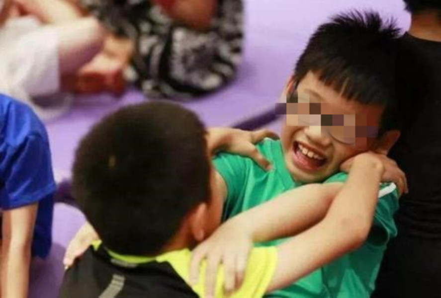 孩子被打为啥不还手?女孩被扇50个耳光引深思:不惹事也不怕事