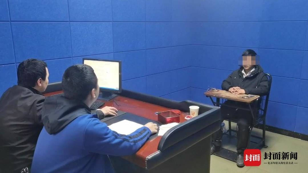 拿弹弓“找刺激”专打街边广告牌玻璃,四川安岳4男子被刑拘