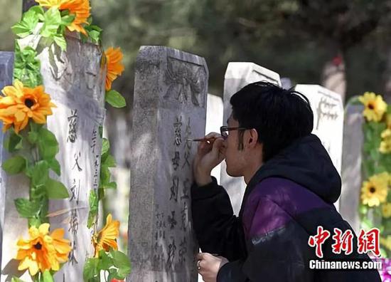 资料图:一位市民在祭拜逝者,寄托哀思。 中新社发 张浩 摄