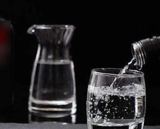 长期“喝白酒”和“喝啤酒”,身体有什么区别?哪种对身体伤害小