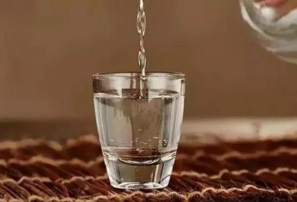 长期“喝白酒”和“喝啤酒”,身体有什么区别?哪种对身体伤害小