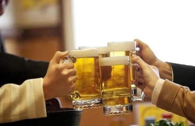 长期“喝白酒”和“喝啤酒”，身体有什么区别？哪种对身体伤害小