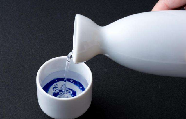 长期“喝白酒”和“喝啤酒”,身体有什么区别?哪种对身体伤害小