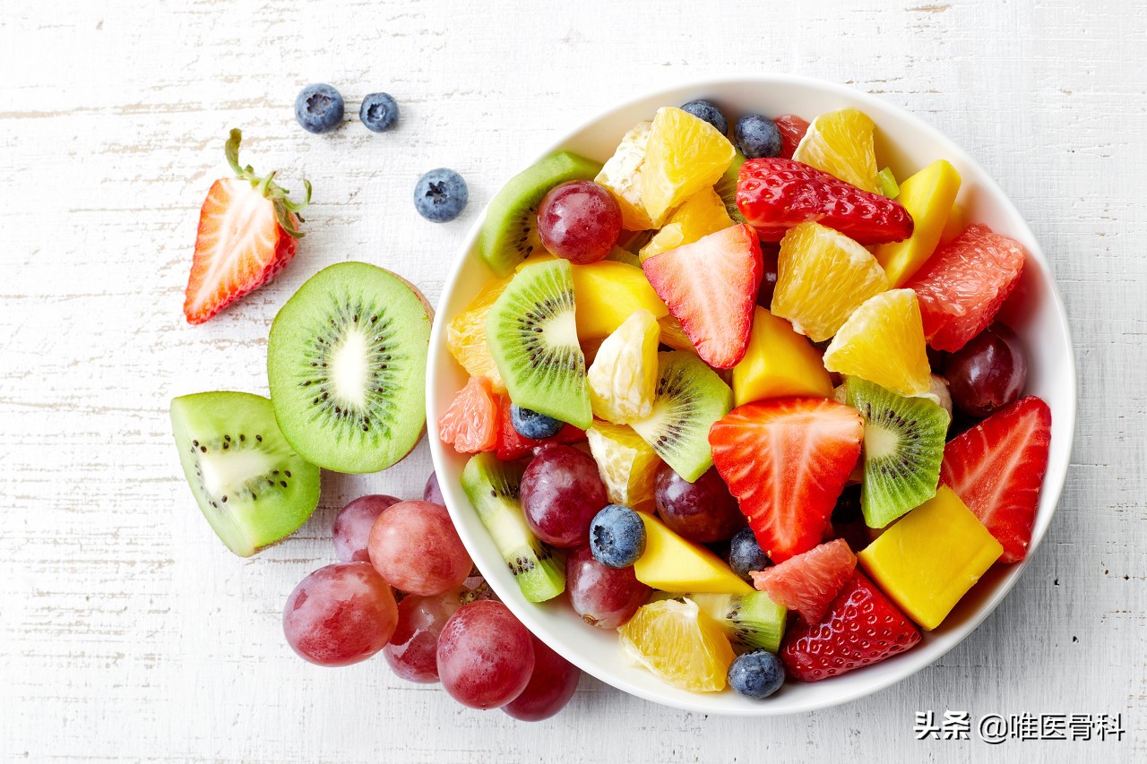 吃水果能预防骨质疏松？医生：每天吃半斤，对骨骼最好