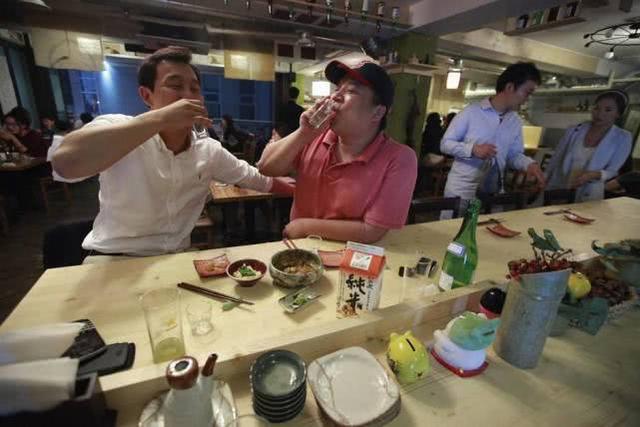 为什么有人每天都喝酒,身体看起来也很健康呢?今天就告诉你答案