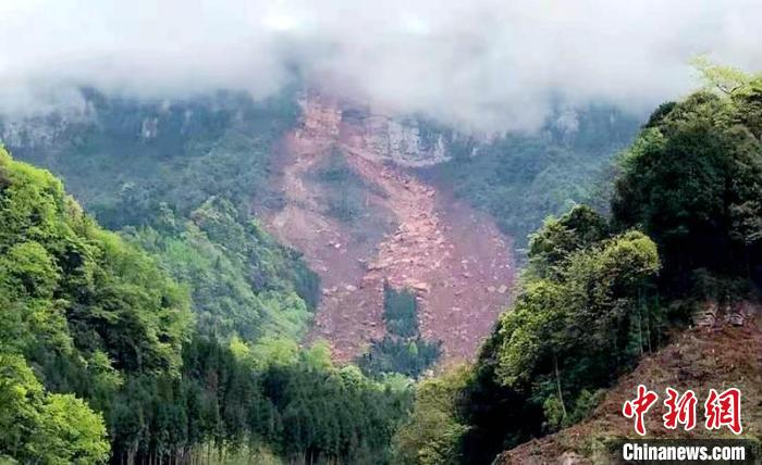 洪雅县赵河村“高位远程崩滑灾害”现场。 刘忠俊 摄