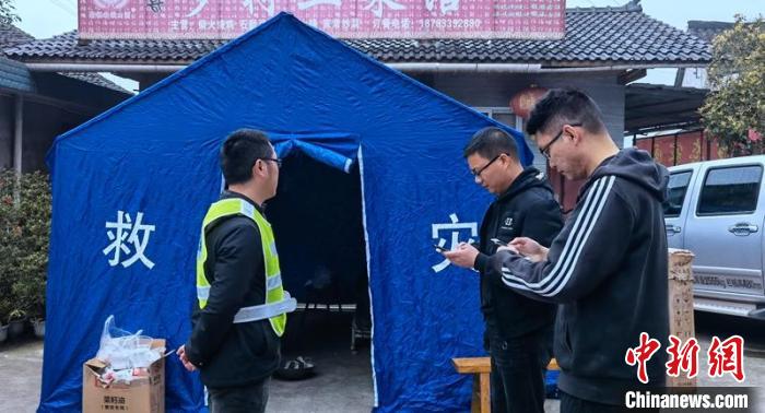 检查值班点工作人员介绍情况。 刘忠俊 摄